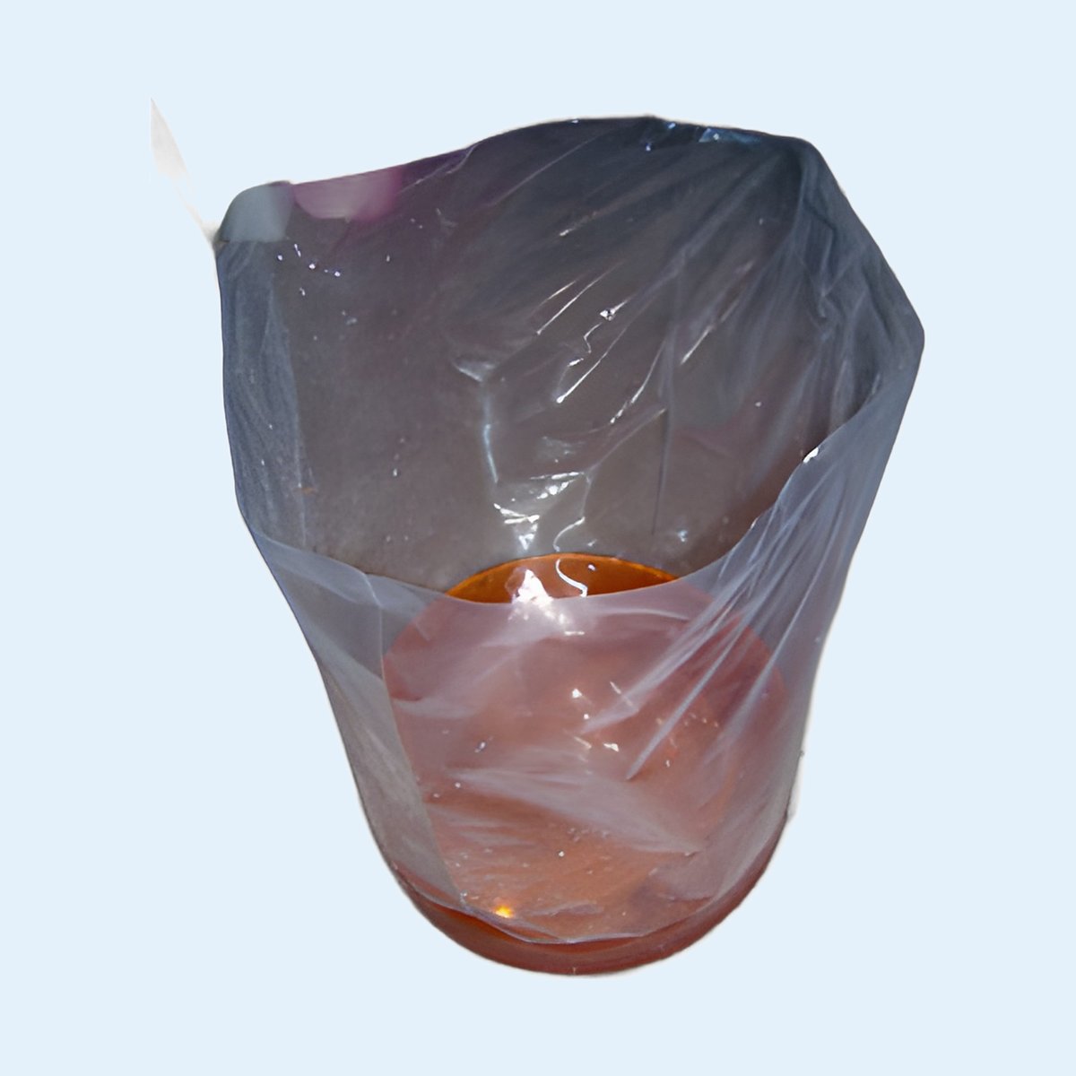 Sac à fond rond en place dans un seau, contenant un liquide