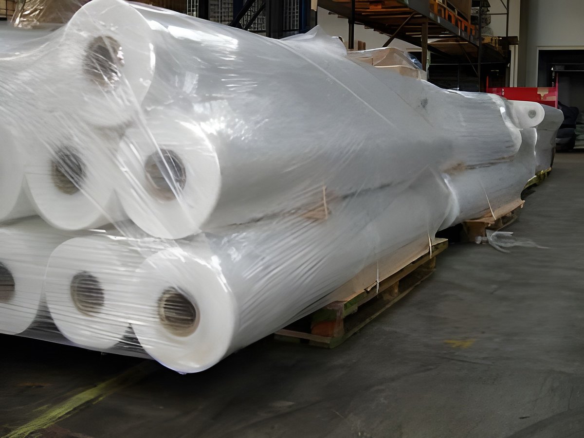 Rouleaux de film plastique PEBD sur palettes en entrepôt