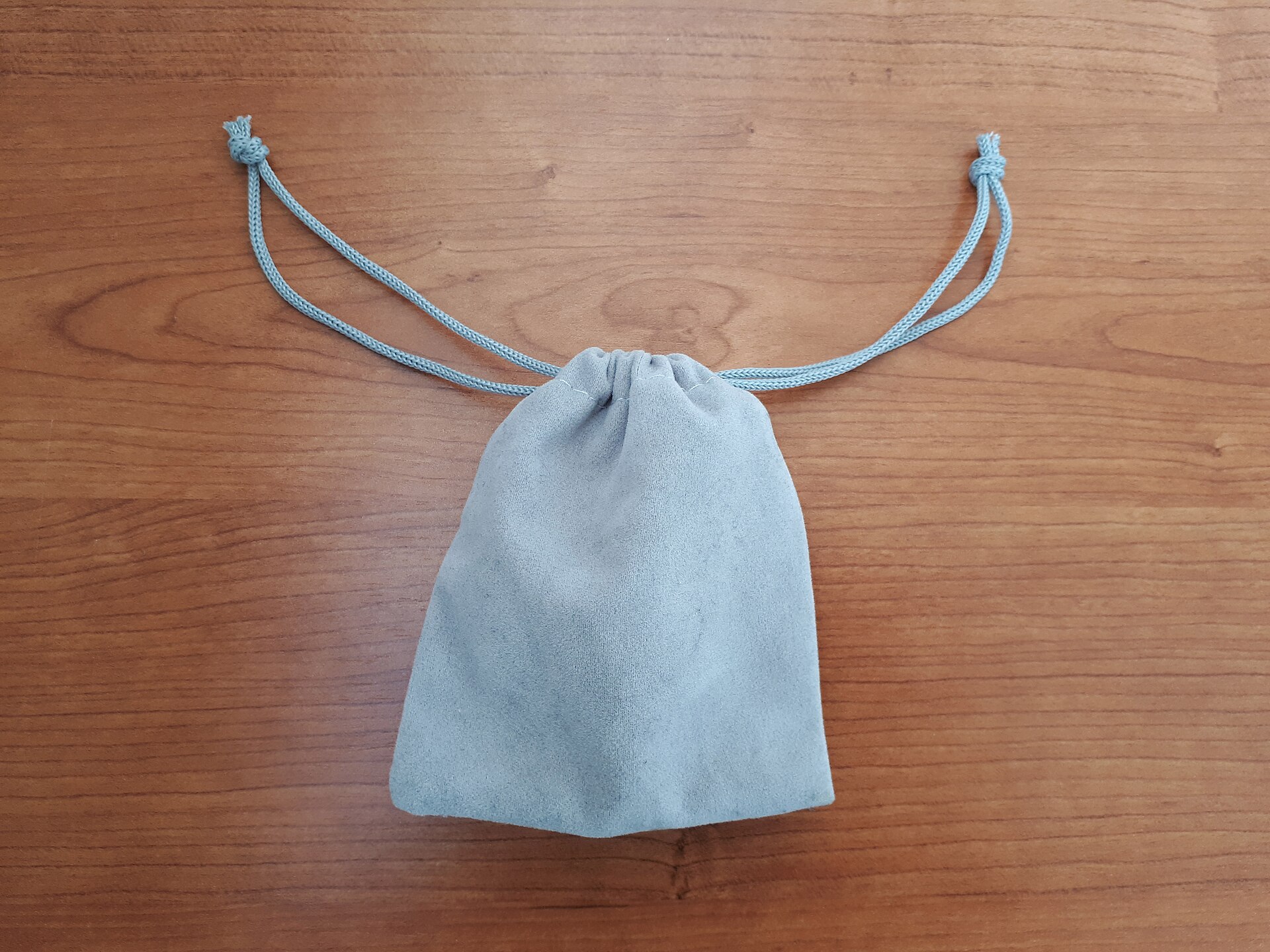Sac plastique transparent fermé par un cordon textile