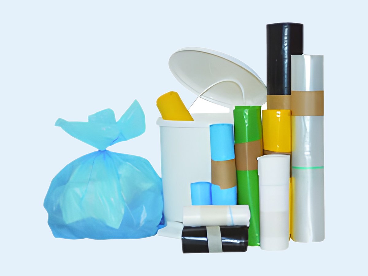 Sacs poubelle de couleurs et de formats différents, en rouleaux